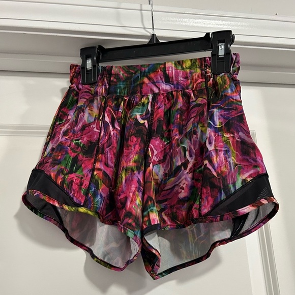 Lululemon Hotty Hot Low Rise Shorts - Hyper Flow Multi 4" - Picture 3 of 5